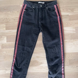 NA-KD svarta jeans  - Slimmade, svarta, bekväma jeans med en rosa detalj på Vardera ben. 🌸