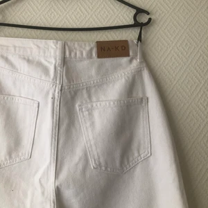 Vita jeans - Vita jeans från NAKD. Aldrig använda. Mjuka i tyget, långa i benen på mig som är 176cm. Storlek 38, true to size