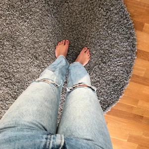 Jeans från zara med hål på knäna - Jeans från zara i toppskick