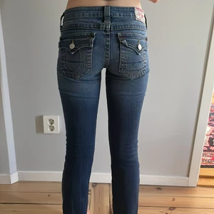 True religion brand jeans - Köptes från sellpy för 900 kr och är i nyskick. Storlek 28 och passar för dig som har S i byxor. Aldrig använt då jag inte använder lågmidjat och alldeles för korta. Egentligen ska de sitta lösare.