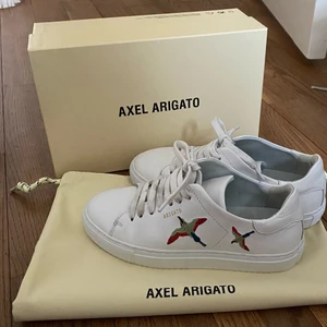 Arigatos - Säljer ett par axel arigtos clean 90 bee bird. Är använda ett få tal gånger. Ifall du har några frågor eller vi ha fler bilder så är det bara att skriva. Tillbehör som låda och sko påse hänger med.