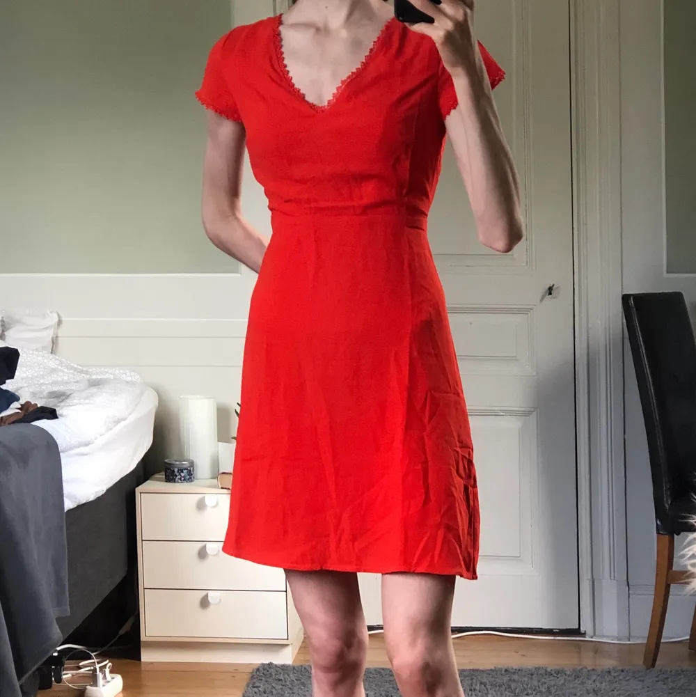 Jättefin röd klänning. Aldrig använd. Klänningar.