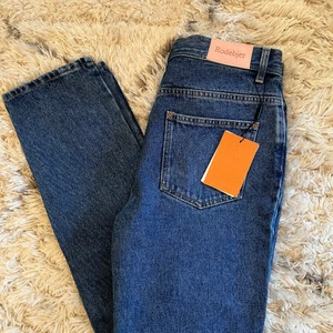 Rodebjer jeans Susan 30” - 🎀 Rodebjer Susan i vintage blue storlek 30.  passar mig inte så dom får gå vidare. 100% bomull  Även dessa NWT och inget att anmärka på skicket. 