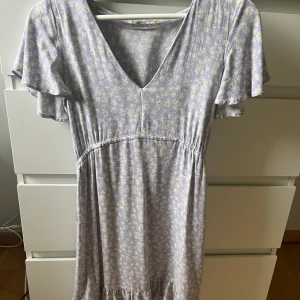 Söt klänning - Fin sommarklänning från Pull&bear. Använd men fint skick! Strl S