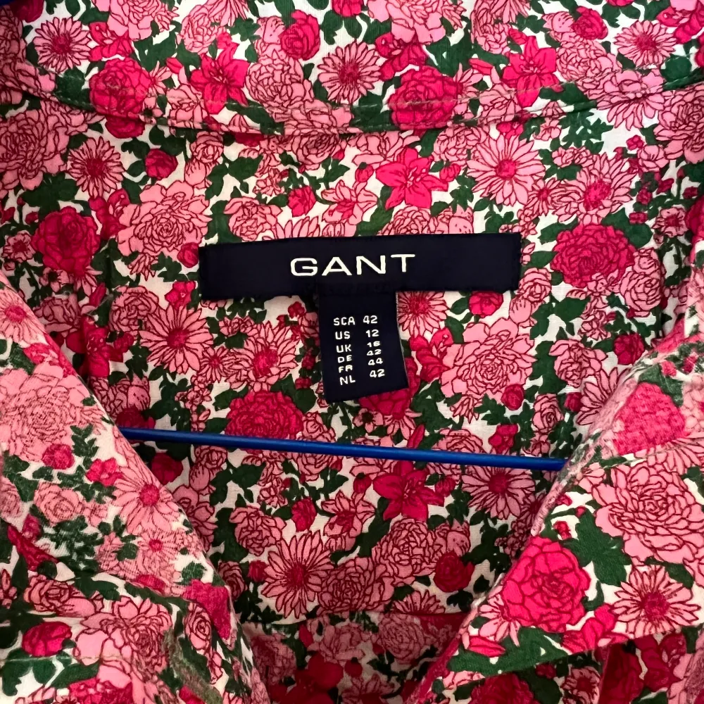 Blommig skjorta från Gant i storlek 43 . Skjortor.