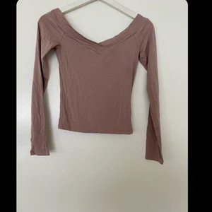 Röd & rosa tröjor - Har två tröjor i samma modell fast i olika färger. Säljer styck för 19kr. Båda är från H&M.