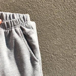 Gråa Mjukisbyxor Pull & Bear - Sköna gråa mjukisbyxor i storlek S från pull & bear. Fina med resor i midja och vid fötterna, säljer pga att de är för korta för mig.