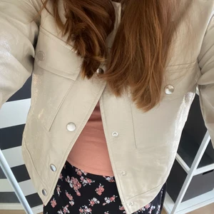 NLY TREND SOMMAR JACKa - Helt ny jacka från Nelly trend i liknande skinnjacka material, endast testad och i strl 34 säljes pga att jag inte använder den som tanken är!