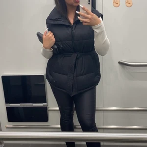 Väst med bälte  - Säljer min väst från bikbok då den inte kom till användning förutom en gång. Pris :300 köpte den på rea för 370, är en större S så den passar även S