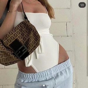 437 Williams baddräkt/body - Helt ny baddräkt från det exklusiva märket 437, älskat av bla Emma Chamberlain & Kylie Jenner. Modellen är The Williams Onepiece som inte säljs längre. Aldrig använt då jag är lite för lång 🥲 skynda fynda!! Kan ev gå ned i pris vid snabb affär :)  