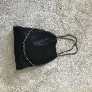 Stella McCartney liknande väska - Jättefin Stella McCartney liknande väska. Ny sen i julas och inte använt den mycke alls. Man kan ha den på olika sätt (se bilderna) skriv om ni vill ha fler bilder på hur den ser ut tex invändigt. 