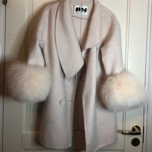 Snygg fluffig lyxig jacka från DM  - En snygg jacka från DM köpte för 3000 pris kan diskuteras 