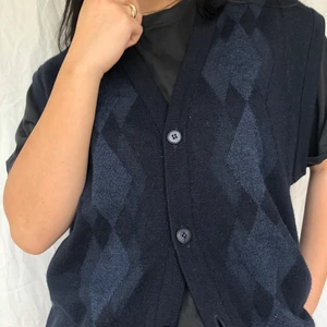 Väst! 💕💖 - En superfin väst som är mörkmörkblå, sitter oversized på mig! Köparen står för frakten! 💛😙