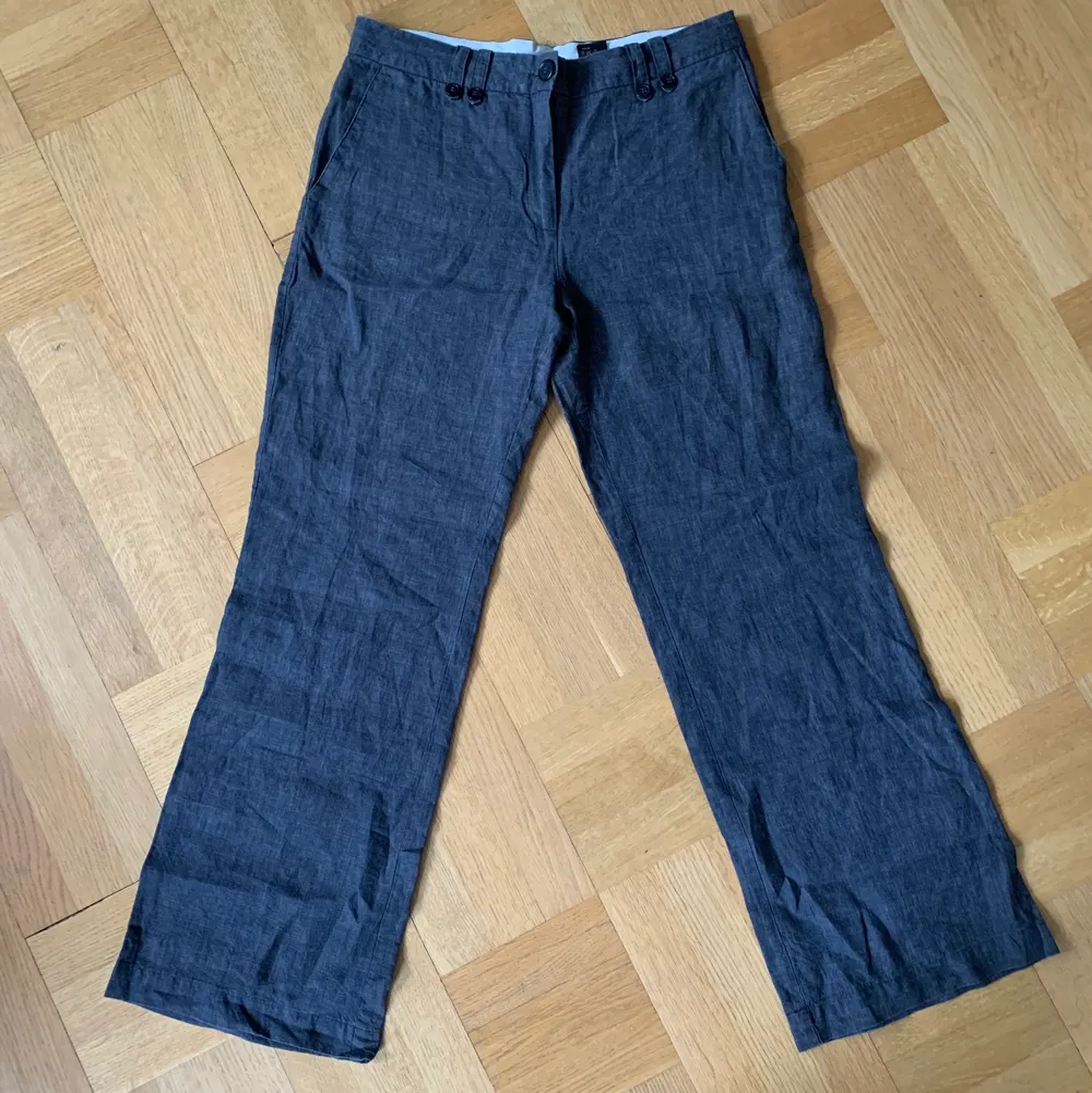 Så snygga gråa linnebyxor/kostymbyxor från hm! (Första bilden lånad från Tina Adesjö) Raka i modellen🤩 midjemått: 84 innerbenslängd: 76. Jeans & Byxor.