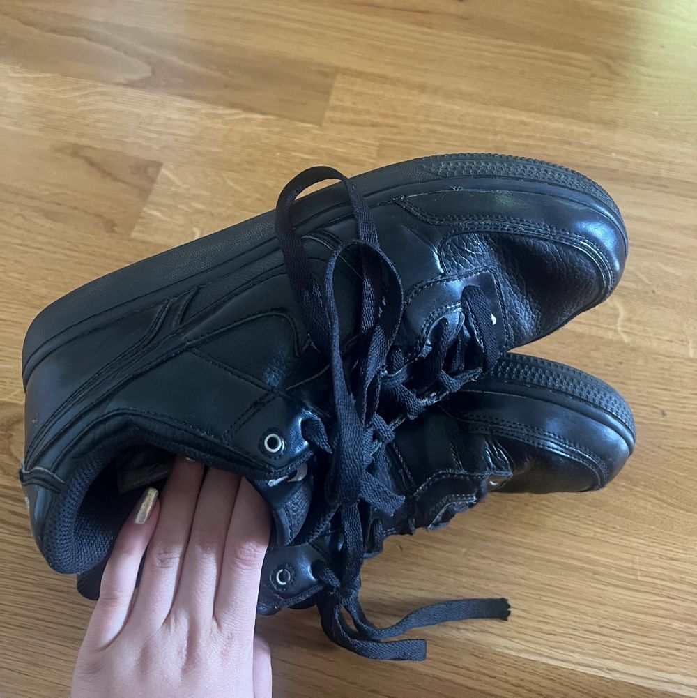 Retro Af1 köpa på behond retro. Tecken på användning finns men är i jättebra skick! säljs då dessa inte är i min stil. . Skor.