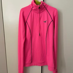 Neonrosa tröja från Hollister  - Inga skador eller liknande på tröjan. Den ser jätteny ut 💕💕