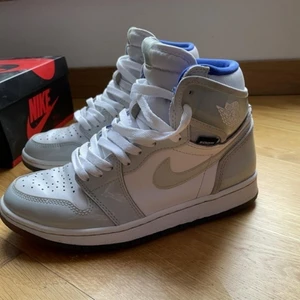 Nike Jordan 1  - Storlek: US 7 (EU 40) Skick: Använda (6/10) De har en liten repa på vänster sko.  Original skolåda tillkommer vid köp. Kvitto finns som visar på att de är äkta. För fler bilder skriv i PM. (Pris kan diskuteras)