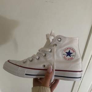 Äkta vita converse i storlek 37 SPRILLANS NYA ALDRIG ANVÄND