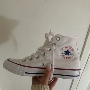Äkta converse  - Äkta vita converse i storlek 37 SPRILLANS NYA ALDRIG ANVÄND