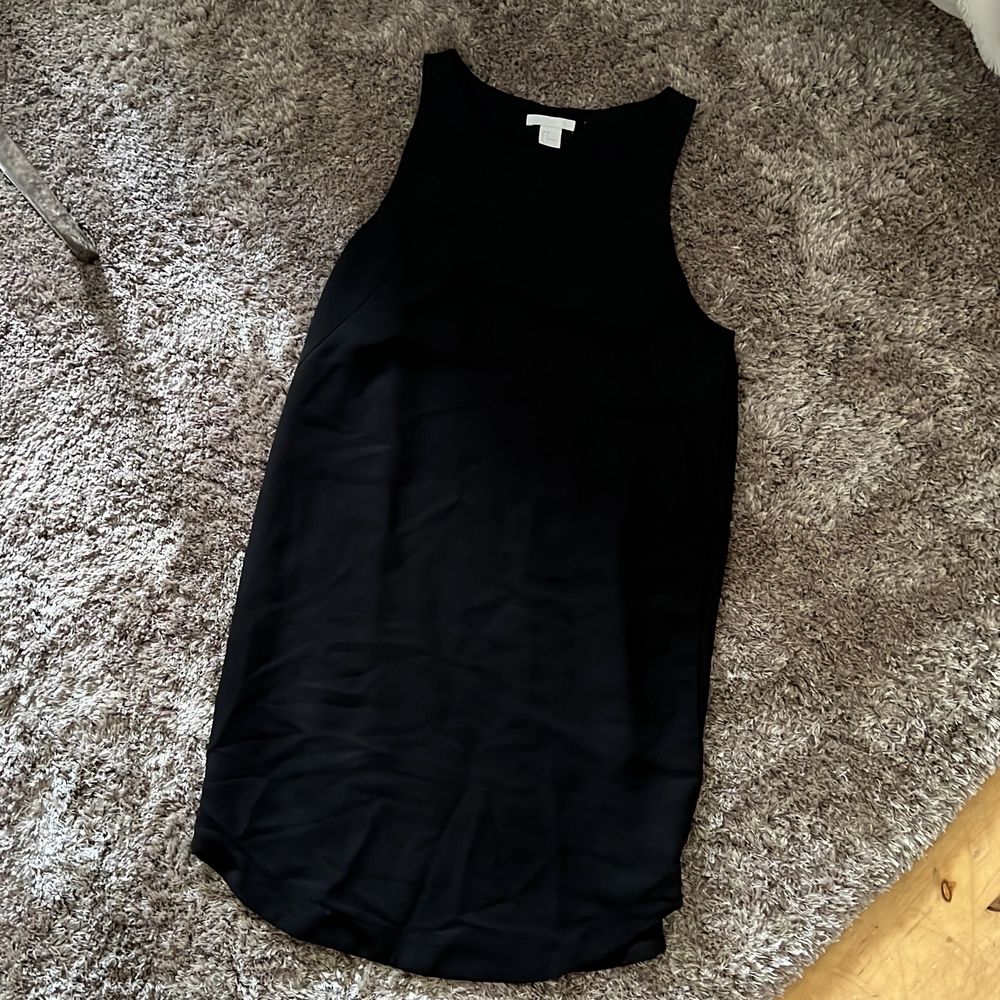 Säljer denna snygga svarta klänningen i ”blus material” storlek 36. Passar XS-S. Aldrig använd så nyskick. Säljer för 160 kr. Köparen står för frakten! . Klänningar.