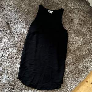 Säljer denna snygga svarta klänningen i ”blus material” storlek 36. Passar XS-S. Aldrig använd så nyskick. Säljer för 160 kr. Köparen står för frakten! 