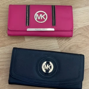 Mk plånböcker  - Fina plånböcker som är använda 1 gång. Båda är i ett fint skick. Köparen står för frakten och kan även mötas upp i Karlstad❤️
