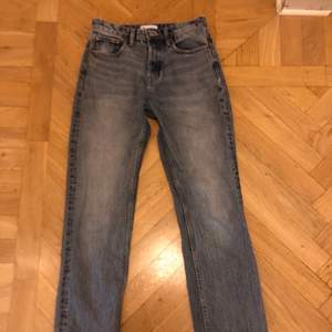 Slutsålda grå/blå zara mid rise straight jeans💓💓