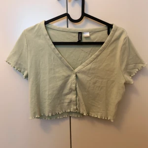Topp med knäppning  - En fin topp från H&M som knappt är använd då den riktigt inte passar min stil, den sitter bra och har ett skönt material💓