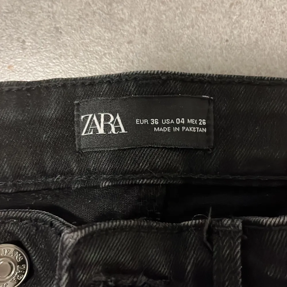 Svarta jeans från Zara i storlek 36. I bra skick! . Jeans & Byxor.