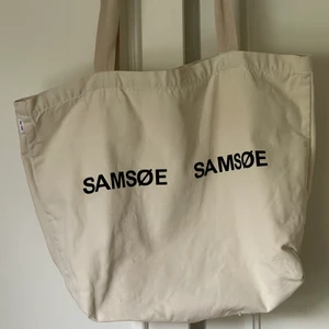Samsoe samsoe totebag - FRINKA SHOPPER WARM WHITE. Säljer denna snygga och praktiska väska. Den är väl använd och har lite slitningar på undersidan, annars är det hel och fin (se bild 3). Ordentligt material, går att tvätta. Inköpt på zalando för 399kr. FRAKT INGÅR I PRISET