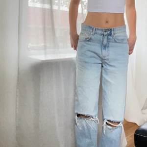 Mid waist jeans - Mid waist jeans med hål på knäna! De är i en superfin ljusblå färg och kommer från Ginatricot💙💙
