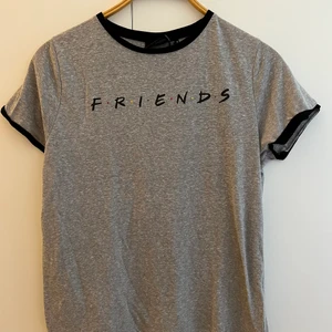 T-shirt med logga  - T-shirt med ligga från tv-serien vänner. Tröjan är i storlek 46 och något nopprig. 