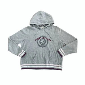 Tommy Hilfiger Hoodie Vintage - Tommy Hilfiger Hoodie Vintage Dam 🤍💜  Pris: •299kr Stl: XL Bredd 58cm Längd 61cm  Kontakta mig för mer info 😀