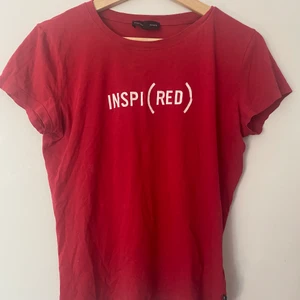 Armani tröja  - Superfin lite croppad! Har ett litet hål på framsidan längst ner:) 