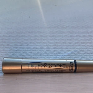 Mascara - Mascara (Telescopic) från normal. Färgen svart.  Den är använd 4 gånger. Den är inte full men nästan. Den kostade 149kr på normal.