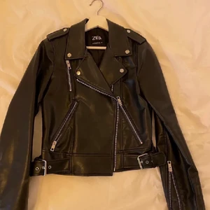 Skinnjacka zara - Intressekoll på min skinnjacka från zara, köpt här på plick men tyckte inte riktigt den passade mig, säljs vid bra bud ☺️ 