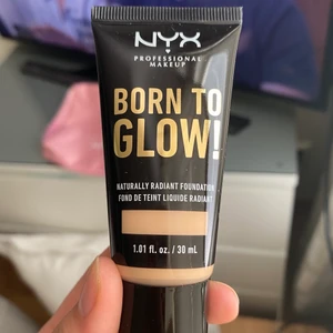 HELT NY OÖPPNAD - Då jag köpte i fel färg säljer jag alltså denna helt ny och oöppnade foundation Born To Glow från märket NYX 💙💙💙 Nypris är ca 129 kr och uppåt. 
