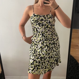 Other Stories klänning  - Söt klänning från other stories. Silkigt tyg med justerbara band. Sällan använd! Storlek S