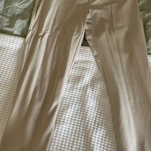 Vida beiga kostymbyxor  - Köpta i en butik i Köpenhamn. Italienskt märke.  Jättefina vida kostymbyxor som jag inte gjorde rättvisa på bild men dom sitter väldigt fint på. Storlek  M  Nypris 1000kr 
