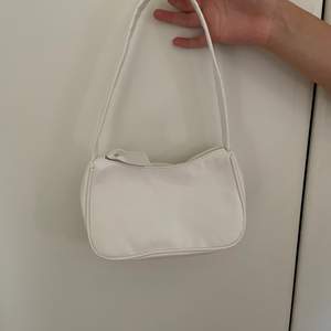 En liten vit (baguette) väska från shein, aldrig använd, fint skick. Köparen står för frakten. 