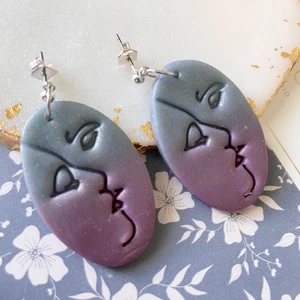 Örhängen av lera  - Handgjorda örhängen av lera. Samfraktar. Kontakta för flera bilder eventuellt video. Storlek ca 4  cm Står ej för postens slarv Kontakta för nickelfri alternativ