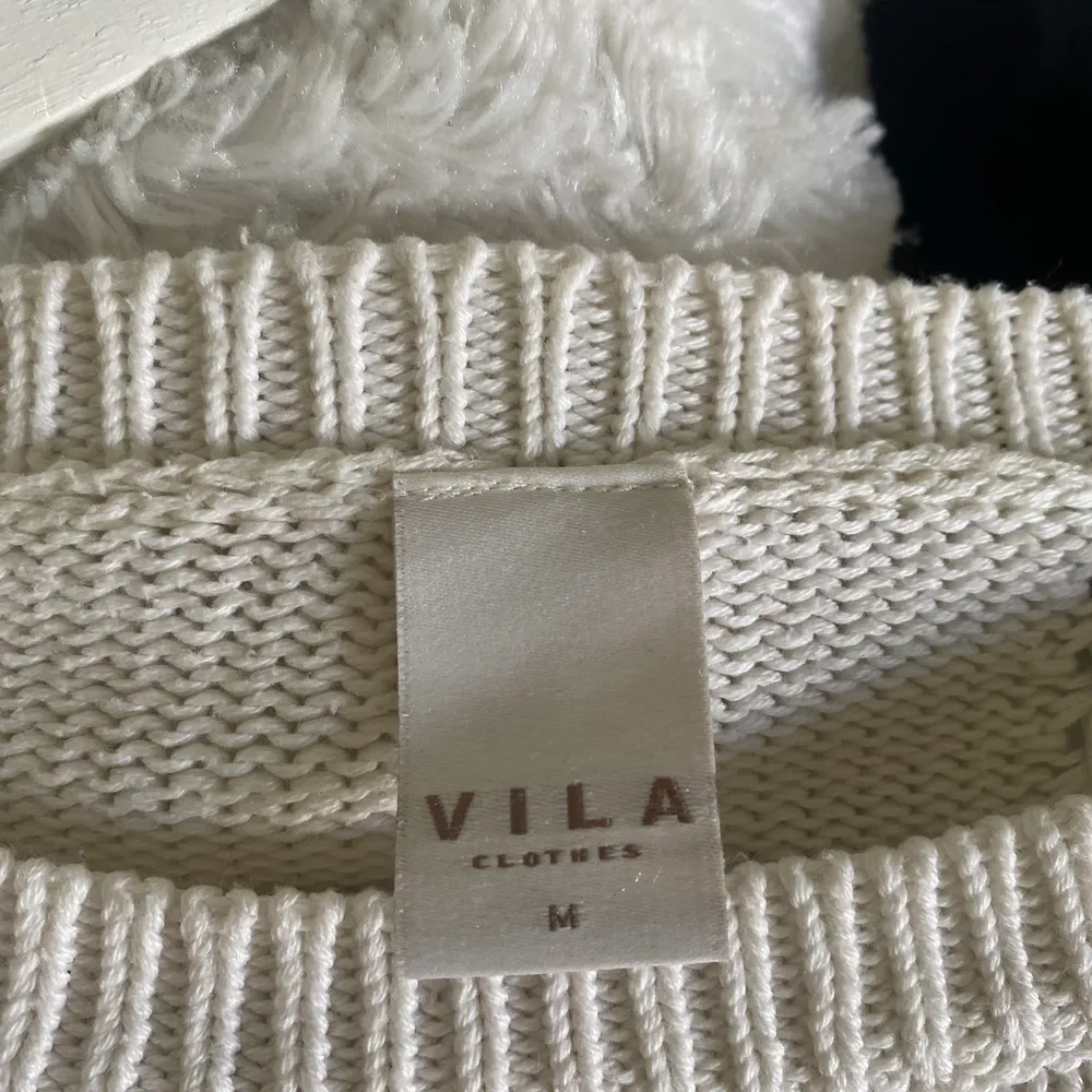 Stickad tröja från Vila! Storlek M! Jag bär oftast L så tycker den sitter lite för tajt på mig:/Köparen står för frakt/möts i Stockholm⭐️👑. Stickat.