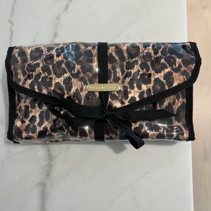 Victoria’s Secret necessär  - En jättepraktiskt necessär från Victoria’s Secret där du kan ta bort den lilla necessären längst ner och rulla ihop den när du reser eller hänga upp när du är hemma!🤎🤎 inga fläckar, det är plasten som reflekterar!