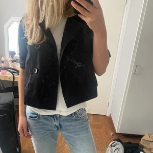 Kortärmad jacka - Kortärmad typ kavaj. Väldigt tunn så går att ha som typ en tröja.  Säljer pågrund av flytt utomlands, går att få paketpris vid köp av fler plagg, frakt ingår inte