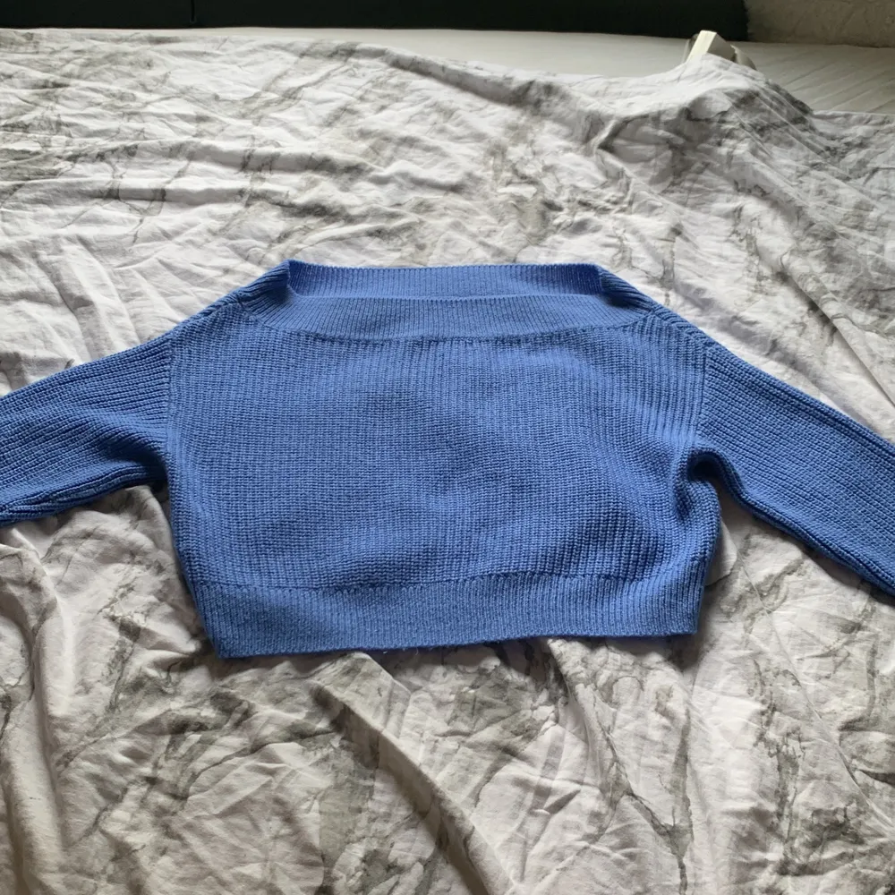 En blå mysig Stickad tröja! väldigt varm och fin, har använt den en gång!💙. Övrigt.