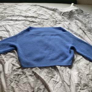 En blå mysig Stickad tröja! väldigt varm och fin, har använt den en gång!💙