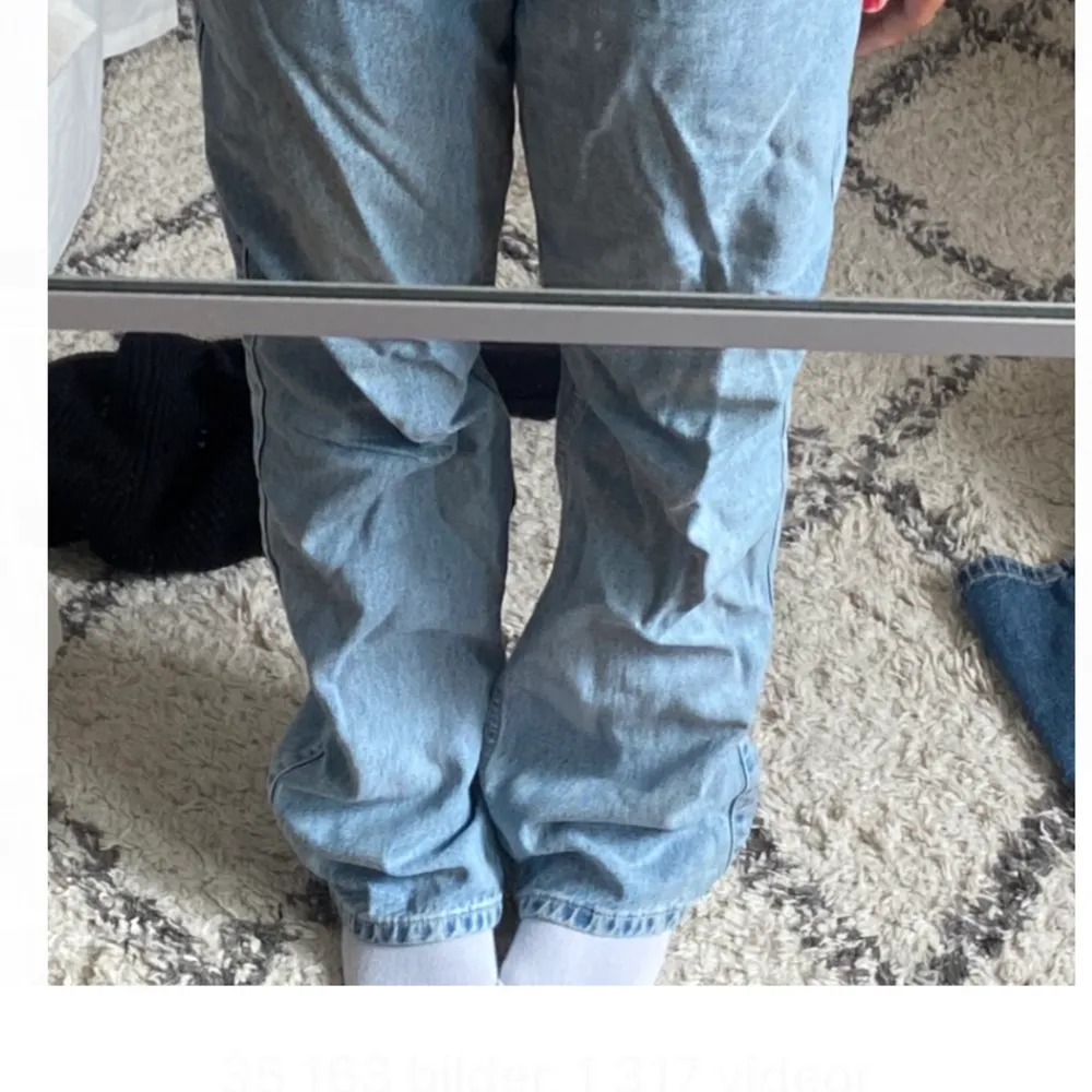 Ett par weekday jeans i modellen ”rowe” strl W29 L30! Skitsnygga och låånga i benen, säljer endast pga för mycket jeans i garderoben:( så fina verkligen, och sparsamt använda! Går att ha mid rise och high❤️. Jeans & Byxor.