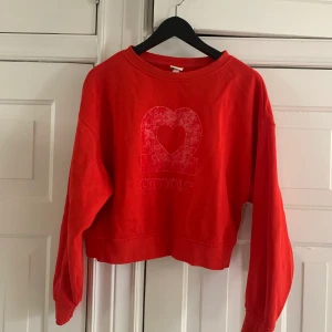 Röd tjocktröja från HM med tryck - Jättefin lite kortare men box passform. Storlek xs