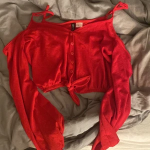 Röd topp - En super gullig röd topp utan axlar kan man säga. Från H&M 