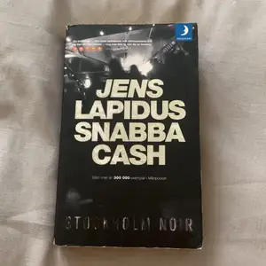 ”Snabba cash” av Jens Lapidus. En bok utan fläckar, men fanns ett sträckkod som är borttaget men finns lite kvar. Annars inget fel